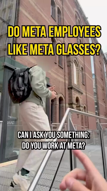 Typ mit Meta Glasses lauert Meta-Leuten auf