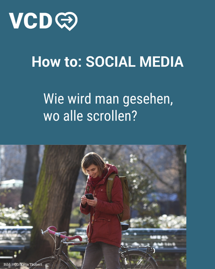 Eine Frau steht neben ihrem Fahrrad und blickt lächelnd auf ihr Handy hinab. Im Hintergrund ist eine Parkanlage zu sehen. Über dem Bild steht folgender Text: "How to: SOCIAL MEDIA. Wie wird man gesehen, wo alle scrollen?"