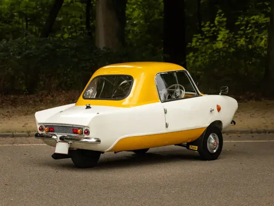 Rear 3/4 view resembles a boat