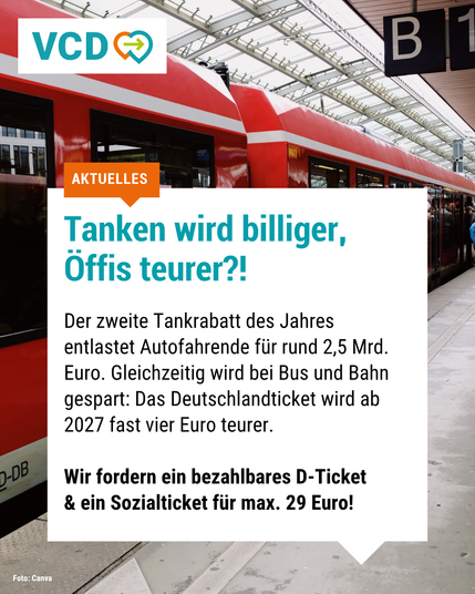 Das Bild zeigt einen Regionalzug, der an einem Bahnhofsgleis hält. Ganz rechts im Bild sind Personen zu sehen, die gerade einsteigen. Über dem Bild liegt eine weiße Sprechblase mit folgendem Text: "Tanken wird billiger, Öffis teurer?! Der zweite Tankrabatt des Jahres entlastet Autofahrende für rund 2,5 Milliarden Euro. Gleichzeitig wird bei Bus und Bahn gespart: Das Deutschlandticket wird ab 2027 fast vier Euro teurer. Wir fordern ein bezahlbares Deutschlandticket und ein Sozialticket für maximal 29 Euro!"