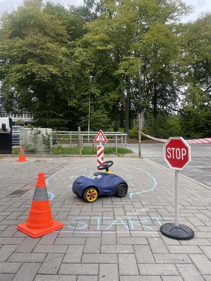 Ein Spielzeugauto mit einem Parcour für den Straßenverkehr für Kinder.