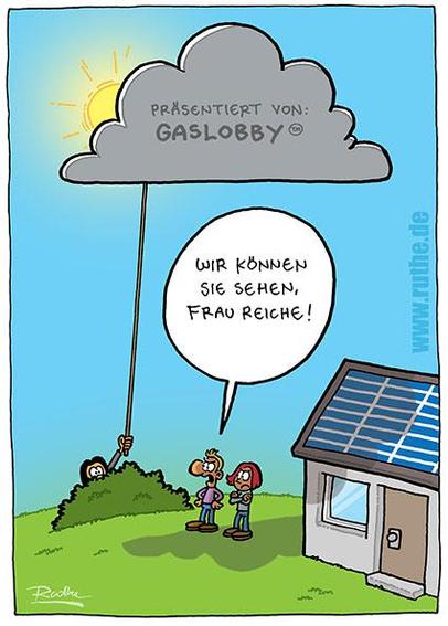 Ein Paar steht neben einem Haus, auf dem eine Photovoltaik-Anlage montiert ist. Hinter einem Busch hat sich eine Person versteckt, die eine große Pappwolke hält, die die Sonne verdunkelt und über das Haus einen Schatten legt. Auf der Wolke steht "präsentiert von Gaslobby". Das Paar guckt genervt und sagt zu der Person hinterm Busch: "Wir können Sie sehen, Frau Reiche!"